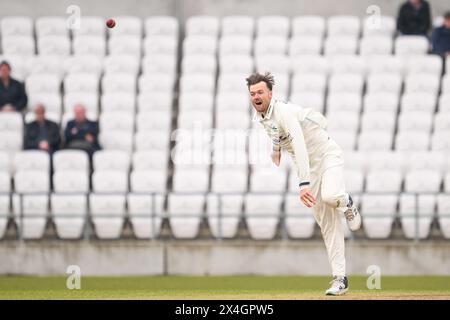 Dan Moriarty dello Yorkshire regala il pallone durante la partita del Vitality County Championship Division 2 Yorkshire vs Glamorgan all'Headingley Cricket Ground, Leeds, Regno Unito, 3 maggio 2024 (foto di Craig Thomas/News Images) Foto Stock