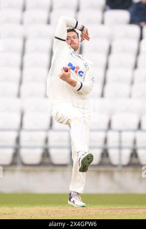 Dan Moriarty dello Yorkshire regala il pallone durante la partita del Vitality County Championship Division 2 Yorkshire vs Glamorgan all'Headingley Cricket Ground, Leeds, Regno Unito, 3 maggio 2024 (foto di Craig Thomas/News Images) Foto Stock