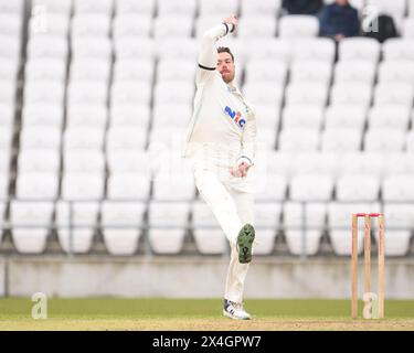 Dan Moriarty dello Yorkshire regala il pallone durante la partita del Vitality County Championship Division 2 Yorkshire vs Glamorgan all'Headingley Cricket Ground, Leeds, Regno Unito, 3 maggio 2024 (foto di Craig Thomas/News Images) Foto Stock