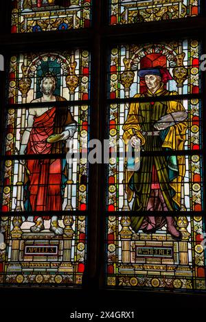 Vetrate colorate raffiguranti l'arte della pittura, la sala grande, il Rijksmuseum, Amsterdam, Paesi Bassi. Foto Stock