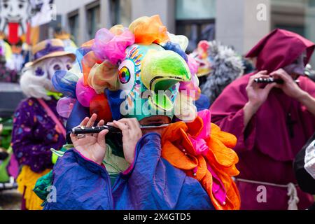 Basilea, Svizzera - 20 febbraio 24. piccoli giocatori di Carnevale Foto Stock