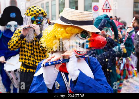 Basilea, Svizzera - 20 febbraio 24. piccoli giocatori di Carnevale Foto Stock