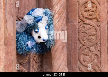 Basilea, Svizzera - 20 febbraio 24. Maschera di carnevale colorata Foto Stock