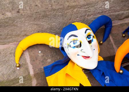 Basilea, Svizzera - 20 febbraio 24. Maschera di carnevale colorata Foto Stock