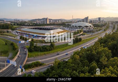 Stadio di calcio del parco sportivo di Lubiana, Slovenia, tiro aereo. Parco ricreativo con vista panoramica. Foto Stock
