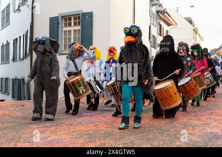 Basilea, Svizzera - 20 febbraio 24. Gruppo batterista di Carnevale Foto Stock