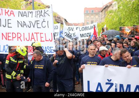 Zagabria, Croazia. 3 maggio 2024. Il coordinamento dei sindacati e delle associazioni dei vigili del fuoco professionisti ha organizzato una protesta dei vigili del fuoco, a Zagabria, Croazia, il 3 maggio 2024. Foto: Sanjin Strukic/PIXSELL credito: Pixsell/Alamy Live News Foto Stock