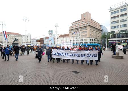 Zagabria, Croazia. 3 maggio 2024. Il coordinamento dei sindacati e delle associazioni dei vigili del fuoco professionisti ha organizzato una protesta dei vigili del fuoco, a Zagabria, Croazia, il 3 maggio 2024. Foto: Sanjin Strukic/PIXSELL credito: Pixsell/Alamy Live News Foto Stock