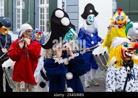 Basilea, Svizzera - 20 febbraio 24. piccoli giocatori di Carnevale Foto Stock