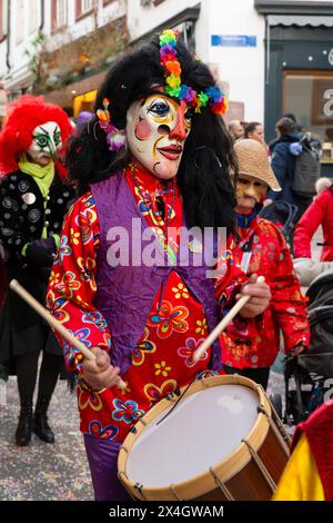 Basilea, Svizzera - 20 febbraio 24. Primo piano del batterista di Carnevale Foto Stock