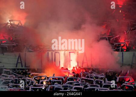 Firenze, Italia. 2 maggio 2024. Tifosi della Fiorentina durante la partita di calcio della UEFA Conference League tra Fiorentina e Brugge allo stadio Artemio Franchi di Firenze, Italia - giovedì 2 maggio 2024. (Foto di Marco Bucco/LaPresse ) credito: LaPresse/Alamy Live News Foto Stock