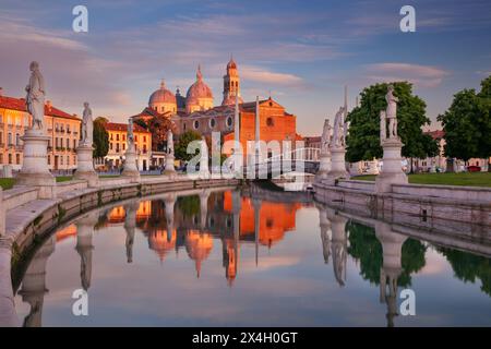 Padova, Italia. Immagine del paesaggio urbano di Padova, Italia, con piazza Prato della Valle al tramonto. Foto Stock