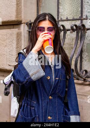 Dundee, Tayside, Scozia, Regno Unito. 3 maggio 2024. Tempo nel Regno Unito: Clima primaverile caldo a Dundee, in Scozia, con la gente del posto e i turisti che si divertono nel centro della città. Crediti: Dundee Photographics/Alamy Live News Foto Stock