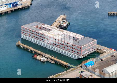 Portland, Dorset, Regno Unito. 3 maggio 2024. Vista generale dall'alto della chiatta Bibby Stockholm per richiedenti asilo al porto di Portland vicino a Weymouth nel Dorset. Crediti fotografici: Graham Hunt/Alamy Live News Foto Stock