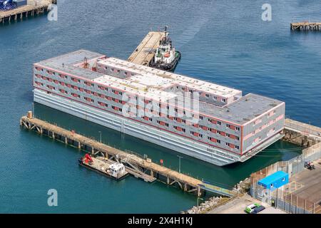 Portland, Dorset, Regno Unito. 3 maggio 2024. Vista generale dall'alto della chiatta Bibby Stockholm per richiedenti asilo al porto di Portland vicino a Weymouth nel Dorset. Crediti fotografici: Graham Hunt/Alamy Live News Foto Stock