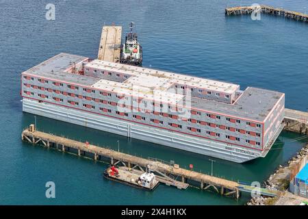 Portland, Dorset, Regno Unito. 3 maggio 2024. Vista generale dall'alto della chiatta Bibby Stockholm per richiedenti asilo al porto di Portland vicino a Weymouth nel Dorset. Crediti fotografici: Graham Hunt/Alamy Live News Foto Stock