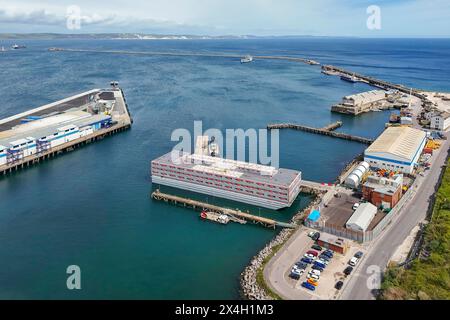 Portland, Dorset, Regno Unito. 3 maggio 2024. Vista generale dall'alto della chiatta Bibby Stockholm per richiedenti asilo al porto di Portland vicino a Weymouth nel Dorset. Crediti fotografici: Graham Hunt/Alamy Live News Foto Stock