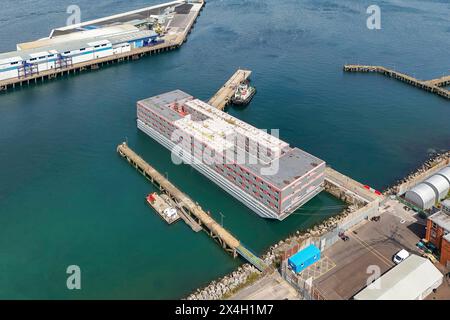 Portland, Dorset, Regno Unito. 3 maggio 2024. Vista generale dall'alto della chiatta Bibby Stockholm per richiedenti asilo al porto di Portland vicino a Weymouth nel Dorset. Crediti fotografici: Graham Hunt/Alamy Live News Foto Stock