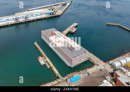 Portland, Dorset, Regno Unito. 3 maggio 2024. Vista generale dall'alto della chiatta Bibby Stockholm per richiedenti asilo al porto di Portland vicino a Weymouth nel Dorset. Crediti fotografici: Graham Hunt/Alamy Live News Foto Stock