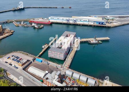 Portland, Dorset, Regno Unito. 3 maggio 2024. Vista generale dall'alto della chiatta Bibby Stockholm per richiedenti asilo al porto di Portland vicino a Weymouth nel Dorset. Crediti fotografici: Graham Hunt/Alamy Live News Foto Stock