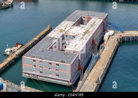 Portland, Dorset, Regno Unito. 3 maggio 2024. Vista generale dall'alto della chiatta Bibby Stockholm per richiedenti asilo al porto di Portland vicino a Weymouth nel Dorset. Crediti fotografici: Graham Hunt/Alamy Live News Foto Stock