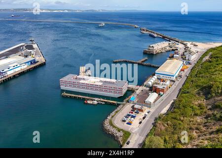 Portland, Dorset, Regno Unito. 3 maggio 2024. Vista generale dall'alto della chiatta Bibby Stockholm per richiedenti asilo al porto di Portland vicino a Weymouth nel Dorset. Crediti fotografici: Graham Hunt/Alamy Live News Foto Stock