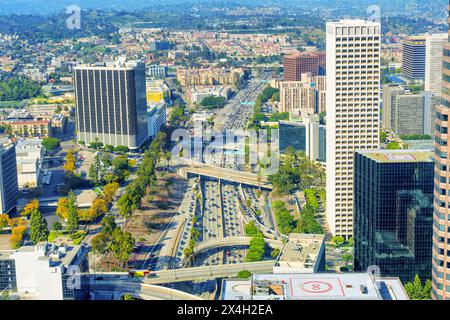 Vista aerea del centro di Los Angeles da un punto panoramico del grattacielo, catturando edifici moderni e il flusso dinamico di una strada trafficata con ponti A. Foto Stock