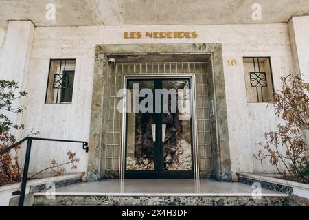 Nizza, Francia - 26 agosto 2023: Il residence "Les Nereides", un complesso immobiliare costruito nel 1955, situato nel quartiere Mont Boron di Nizza. Foto Stock