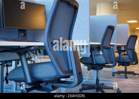 Interno ufficio vuoto con sedie e tavolo Foto Stock