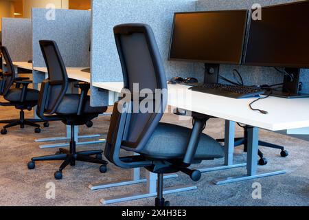 Interno ufficio vuoto con sedie e tavolo Foto Stock