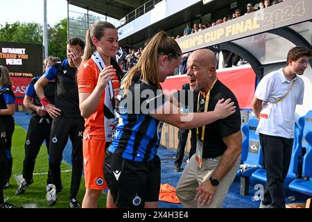 I giocatori del Club YLA con Davinia Vanmechelen (25) del Club YLA festeggiano con Bart Verhaeghe dopo aver vinto una partita di calcio femminile tra Oud Heverlee Leuven e Club Brugge YLA nella finale di Coppa del Belgio, venerdì 1° maggio 2024 a Lovanio, BELGIO. FOTO SPORTPIX | David Catry Foto Stock