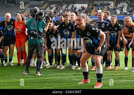 I giocatori del Club YLA con Davinia Vanmechelen (25) del Club YLA festeggiano dopo aver vinto una partita di calcio femminile tra Oud Heverlee Leuven e Club Brugge YLA nella finale di Coppa del Belgio, venerdì 1° maggio 2024 a Lovanio, BELGIO. FOTO SPORTPIX | David Catry Foto Stock