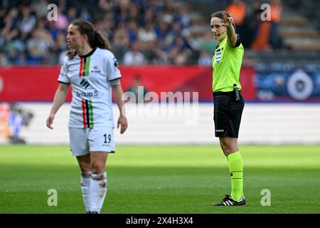 Lovanio, Belgio. 1° maggio 2024. L'arbitro Caroline Lanssens nella foto durante una partita di calcio femminile tra Oud Heverlee Leuven e Club Brugge YLA nella finale di Coppa del Belgio, venerdì 1° maggio 2024 a Lovanio, BELGIO. Crediti: Sportpix/Alamy Live News Foto Stock