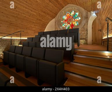 Nuovi posti a sedere nella galleria e vetrate colorate. Abney Park Chapel, Londra, Regno Unito. Architetto: Kaner Olette Architects, 2023. Foto Stock
