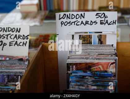 Vecchie cartoline in vendita in un mercato di Londra. Foto Stock