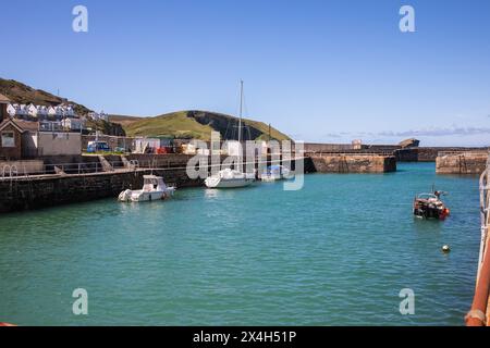 Portreath, Cornovaglia, 3 maggio 2024, persone erano fuori per una passeggiata pomeridiana sulla spiaggia di Portreath, Cornovaglia. Le barche sono state tutte rimesse in acqua dopo l'inverno. Il cielo era azzurro, con un sole splendente e il 13° C, che ha fatto un bel cambiamento dopo tutte le recenti precipitazioni. Crediti: Keith Larby/Alamy Live News Foto Stock