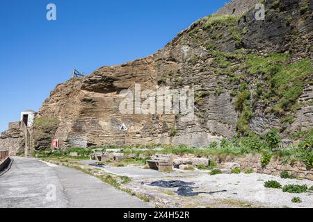 Portreath, Cornovaglia, 3 maggio 2024, persone erano fuori per una passeggiata pomeridiana sulla spiaggia di Portreath, Cornovaglia. Le barche sono state tutte rimesse in acqua dopo l'inverno. Il cielo era azzurro, con un sole splendente e il 13° C, che ha fatto un bel cambiamento dopo tutte le recenti precipitazioni. Crediti: Keith Larby/Alamy Live News Foto Stock