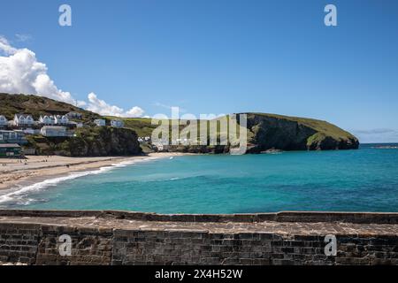 Portreath, Cornovaglia, 3 maggio 2024, persone erano fuori per una passeggiata pomeridiana sulla spiaggia di Portreath, Cornovaglia. Le barche sono state tutte rimesse in acqua dopo l'inverno. Il cielo era azzurro, con un sole splendente e il 13° C, che ha fatto un bel cambiamento dopo tutte le recenti precipitazioni. Crediti: Keith Larby/Alamy Live News Foto Stock