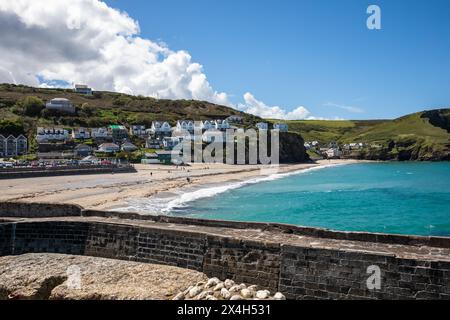 Portreath, Cornovaglia, 3 maggio 2024, persone erano fuori per una passeggiata pomeridiana sulla spiaggia di Portreath, Cornovaglia. Le barche sono state tutte rimesse in acqua dopo l'inverno. Il cielo era azzurro, con un sole splendente e il 13° C, che ha fatto un bel cambiamento dopo tutte le recenti precipitazioni. Crediti: Keith Larby/Alamy Live News Foto Stock