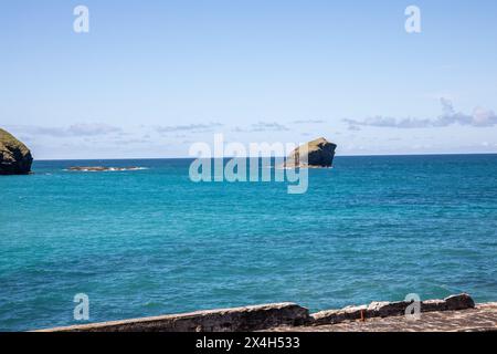 Portreath, Cornovaglia, 3 maggio 2024, persone erano fuori per una passeggiata pomeridiana sulla spiaggia di Portreath, Cornovaglia. Le barche sono state tutte rimesse in acqua dopo l'inverno. Il cielo era azzurro, con un sole splendente e il 13° C, che ha fatto un bel cambiamento dopo tutte le recenti precipitazioni. Crediti: Keith Larby/Alamy Live News Foto Stock