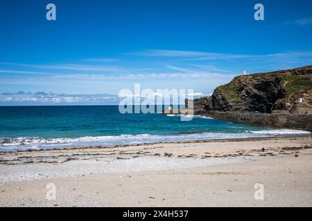 Portreath, Cornovaglia, 3 maggio 2024, persone erano fuori per una passeggiata pomeridiana sulla spiaggia di Portreath, Cornovaglia. Le barche sono state tutte rimesse in acqua dopo l'inverno. Il cielo era azzurro, con un sole splendente e il 13° C, che ha fatto un bel cambiamento dopo tutte le recenti precipitazioni. Crediti: Keith Larby/Alamy Live News Foto Stock