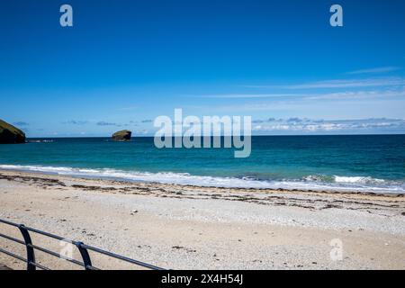 Portreath, Cornovaglia, 3 maggio 2024, persone erano fuori per una passeggiata pomeridiana sulla spiaggia di Portreath, Cornovaglia. Le barche sono state tutte rimesse in acqua dopo l'inverno. Il cielo era azzurro, con un sole splendente e il 13° C, che ha fatto un bel cambiamento dopo tutte le recenti precipitazioni. Crediti: Keith Larby/Alamy Live News Foto Stock