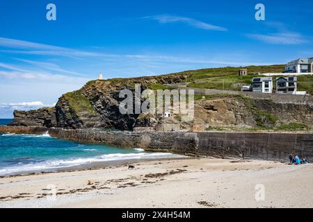 Portreath, Cornovaglia, 3 maggio 2024, persone erano fuori per una passeggiata pomeridiana sulla spiaggia di Portreath, Cornovaglia. Le barche sono state tutte rimesse in acqua dopo l'inverno. Il cielo era azzurro, con un sole splendente e il 13° C, che ha fatto un bel cambiamento dopo tutte le recenti precipitazioni. Crediti: Keith Larby/Alamy Live News Foto Stock