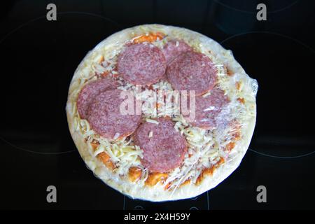 Pizza surgelata semilavorata dal supermercato. Fast food Foto Stock