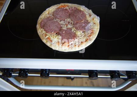 Pizza surgelata semilavorata dal supermercato. Fast food Foto Stock