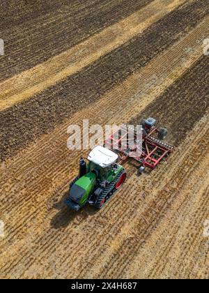 Vista aerea di un veicolo agricolo che lavora su terreni agricoli nel North Yorkshire nel Regno Unito. Foto Stock