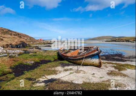 Vecchia barca da pesca a Traigh Mhor, l'isola di barra, Scozia. Foto Stock