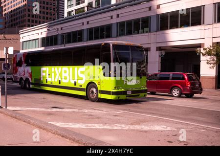 Toronto, ON, Canada – 30 agosto 2023: Vista presso l'autobus della compagnia Flixbus sull'autostrada di Toronto Foto Stock