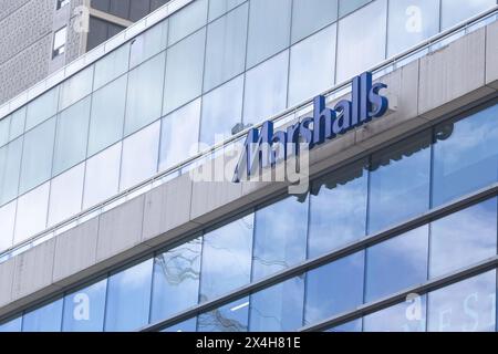 Toronto, ONTARIO, Canada - 30 agosto 2023: Guarda all'insegna del negozio Marshalls a Toronto Foto Stock