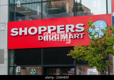 Toronto, ON, Canada - 3 novembre 2023: Il logo e il marchio del negozio Shoppers Drug Mart di Toronto, Canada. Foto Stock